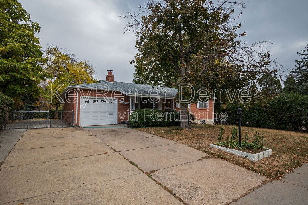 12037 W Arizona Ave in Lakewood, CO - Building Photo