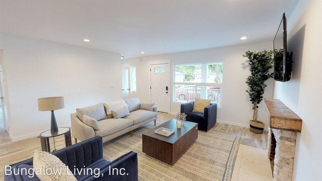 116 Daphne Way in East Palo Alto, CA - Foto de edificio - Building Photo