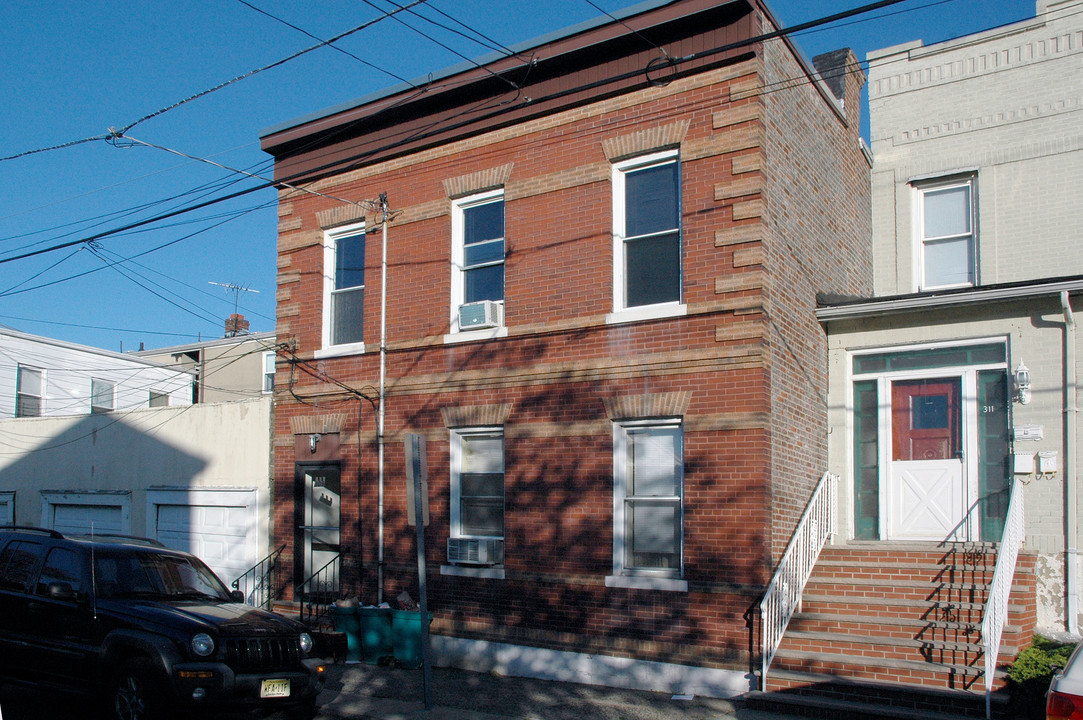 309 5th St in Fairview, NJ - Building Photo