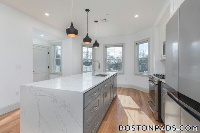 16 Church St in Boston, MA - Building Photo - Building Photo