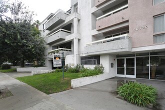 10720 Palms Apartments in Los Angeles, CA - Foto de edificio - Building Photo