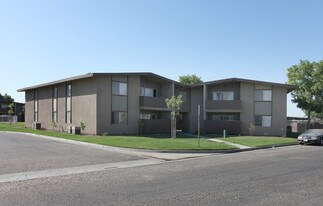Country Club Apartments in Lemoore, CA - Building Photo