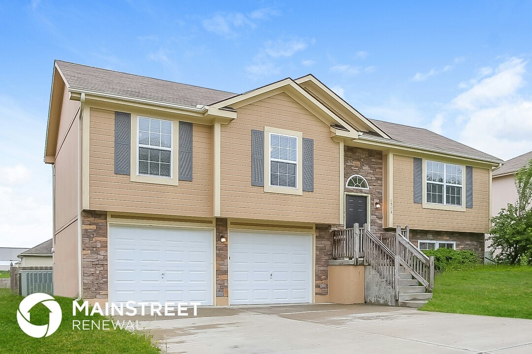 1503 NW Hilltop Ln in Grain Valley, MO - Building Photo