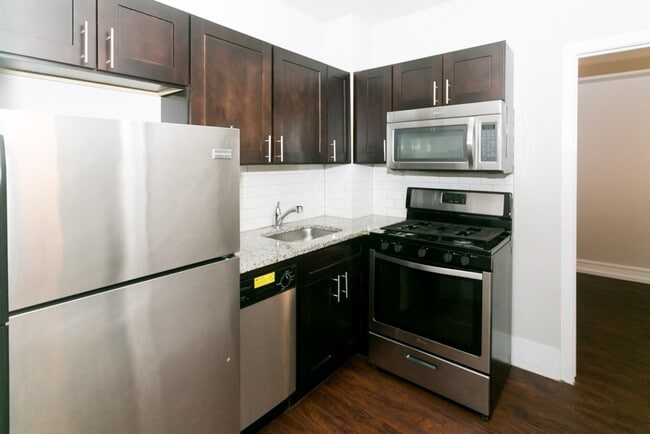 6748 N Ashland Ave in Chicago, IL - Building Photo - Building Photo