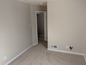 186 Juniper Dr in Coraopolis, PA - Building Photo - Building Photo