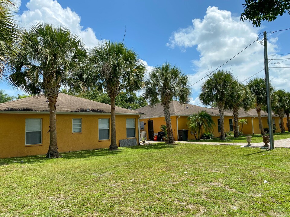 5446 Kensington St in Sarasota, FL - Building Photo