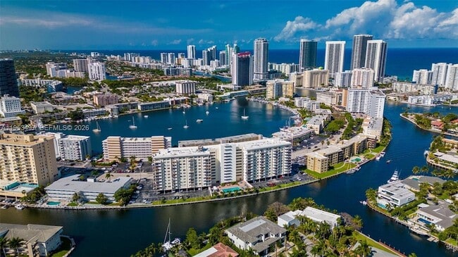 401 Golden Isles Dr, Unit 304 in Hallandale Beach, FL - Building Photo - Building Photo