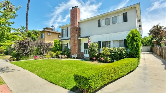 10526 Moorpark Street in Toluca Lake, CA - Building Photo - Building Photo