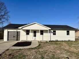 902 SE G St in Bentonville, AR - Building Photo