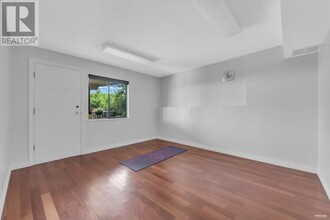 1418 Bramwell Rd in West Vancouver, BC - Building Photo - Building Photo