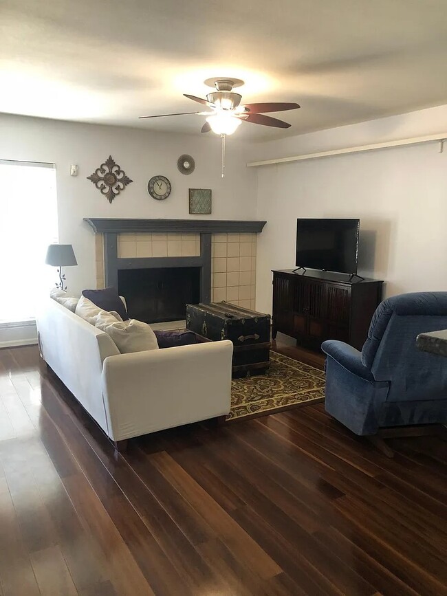 220 W Maya Dr