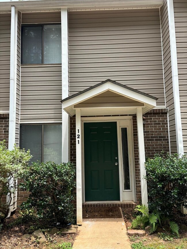 121 Candlebrook Dr