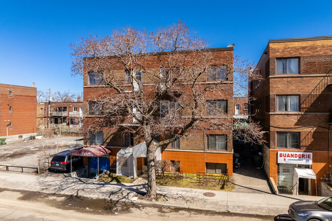 5875 Décarie Boul in Montréal, QC - Building Photo - Building Photo