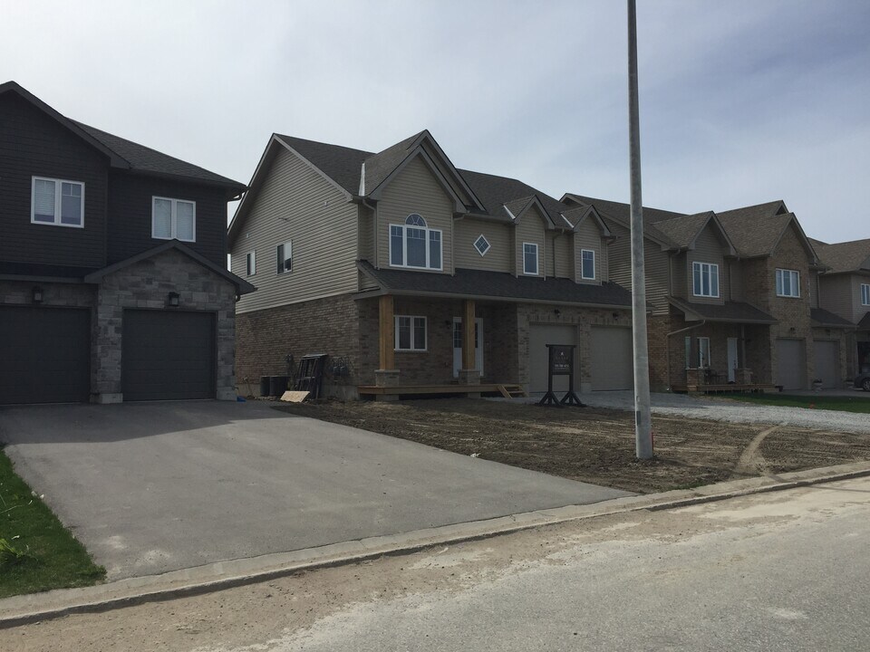 3933 Wood Av in Severn, ON - Building Photo