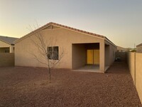 8141 W Encinas Ln in Phoenix, AZ - Foto de edificio - Building Photo