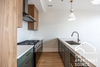 1625 W Grand Ave in Chicago, IL - Building Photo - Building Photo