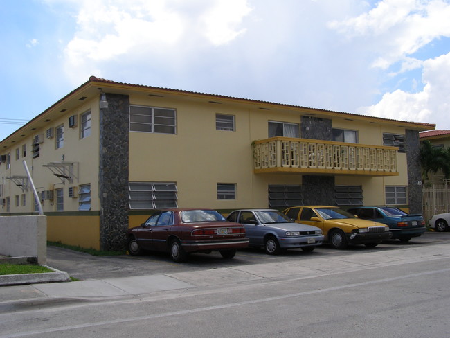 40 W 5th St in Hialeah, FL - Foto de edificio - Building Photo