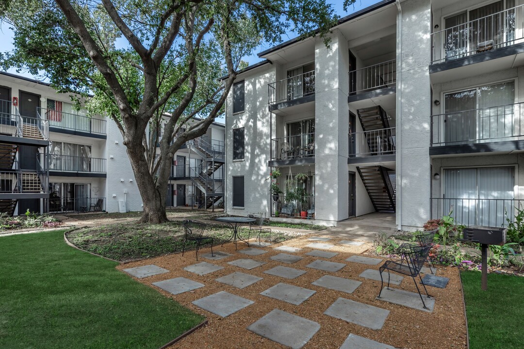 Villas on Rosemeade East in Dallas, TX - Building Photo