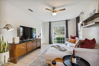 2435 W 10th St in Dallas, TX - Building Photo - Building Photo