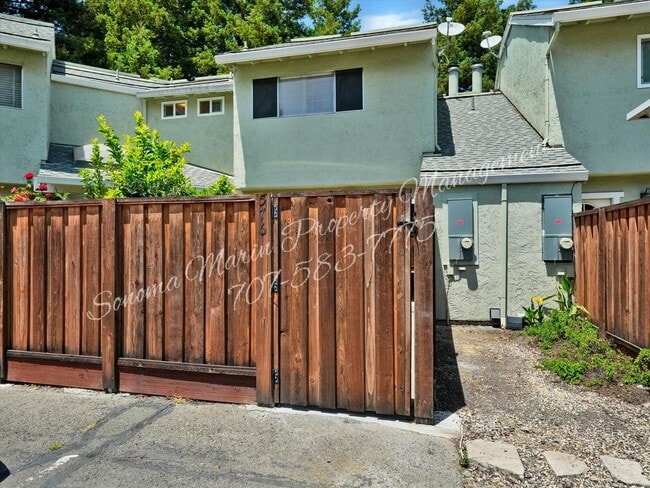 576 Racquet Club Cir in Rohnert Park, CA - Building Photo - Building Photo