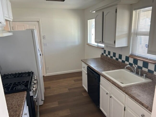 House:  3 Bedroom / 1 Bathroom - North Highlands in North Highlands, CA - Building Photo - Building Photo