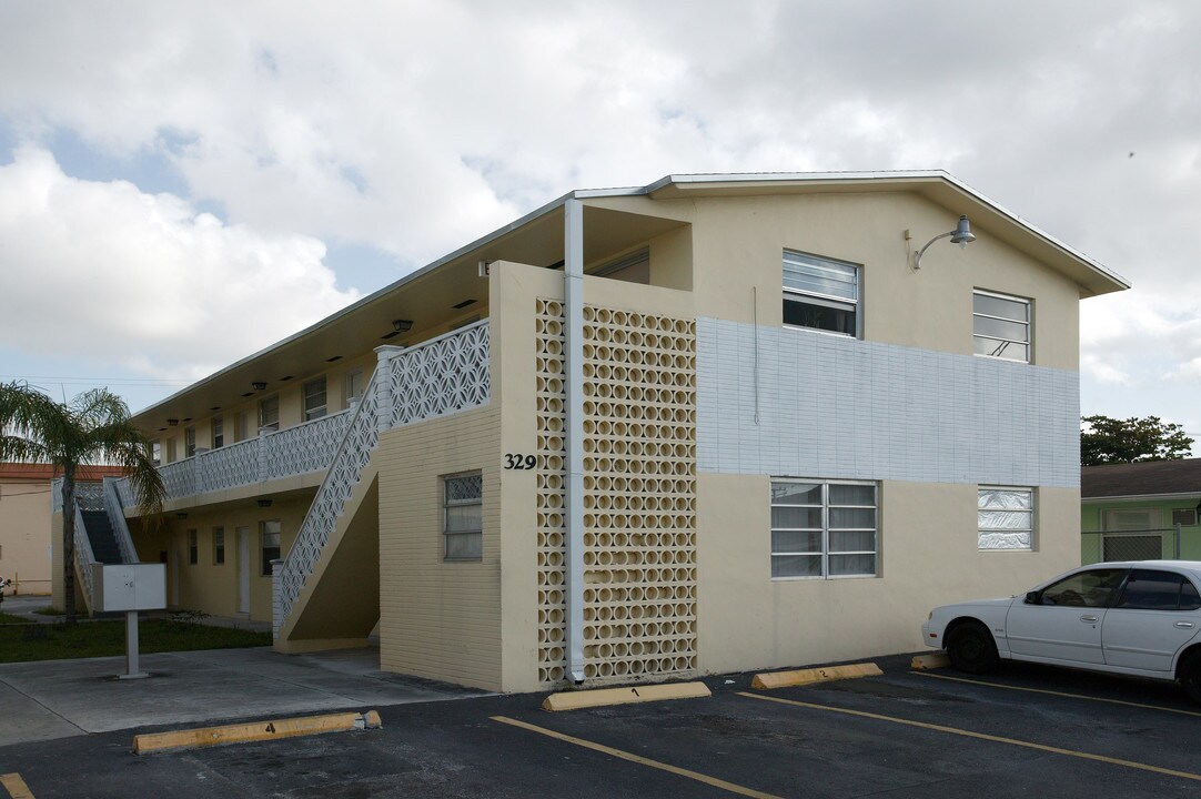 329 W 19th St in Hialeah, FL - Foto de edificio