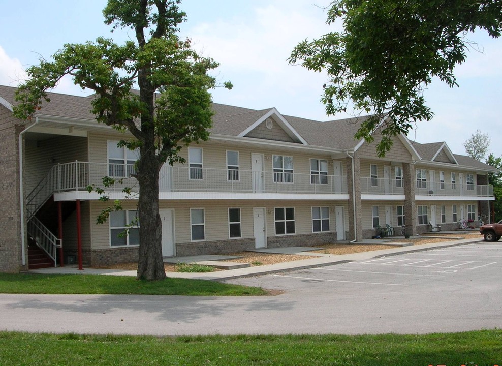 Oak Cliff Apartments in Strafford, MO - Building Photo