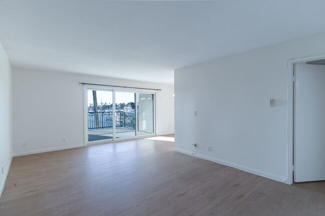 2901 Peninsula Rd in Oxnard, CA - Building Photo - Building Photo