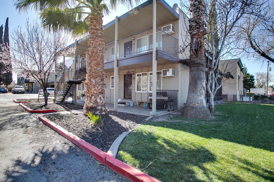 Valley Oaks Apartments in Los Banos, CA - Building Photo