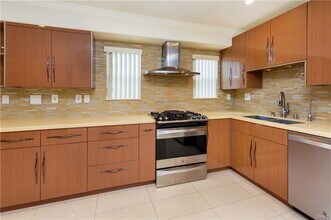 6928 Gaviota Ave in Los Angeles, CA - Building Photo - Building Photo
