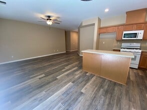 5644 Gold Poppy Way in Elk Grove, CA - Building Photo - Building Photo