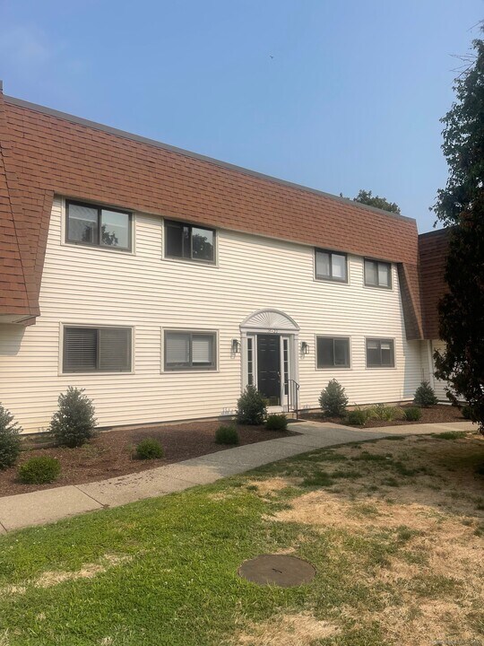 20 Hulls Hwy in Fairfield, CT - Building Photo