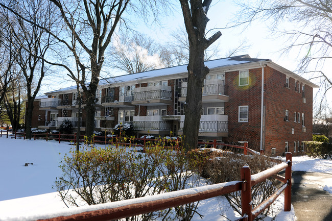 Royal Garden Apartments in Spring Valley, NY - Building Photo - Building Photo