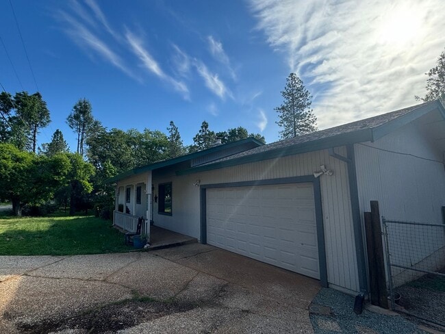 16407 Alexandra Way in Grass Valley, CA - Building Photo - Building Photo