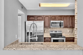2803 N Oakland Forest Dr in Oakland Park, FL - Building Photo - Building Photo