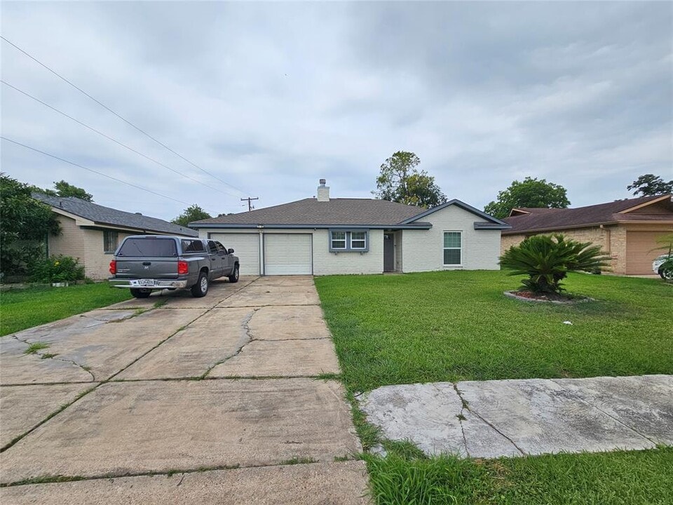 11330 Carvel Ln in Houston, TX - Building Photo