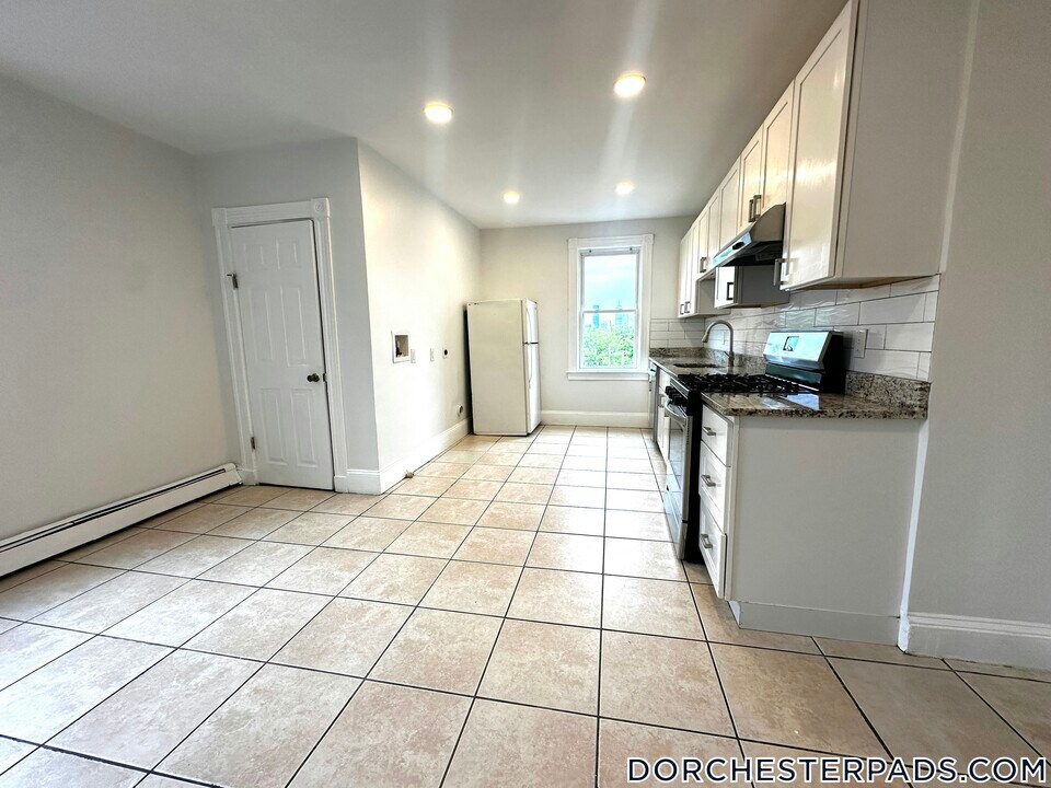 30 Humphreys Pl in Boston, MA - Building Photo