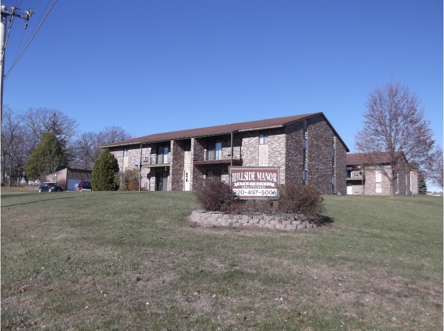 Hillside Manor Apartments in Oconto Falls, WI - Foto de edificio