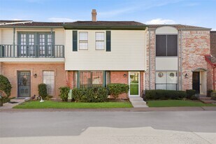 7700 Creekbend Dr in Houston, TX - Building Photo