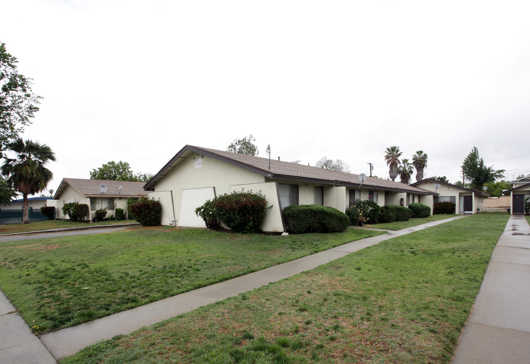 867-881 E Alvarado St in Pomona, CA - Building Photo