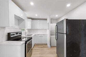 2385 SW 17th St in Miami, FL - Building Photo - Building Photo