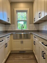 65 Burton St in Bristol, RI - Foto de edificio - Building Photo