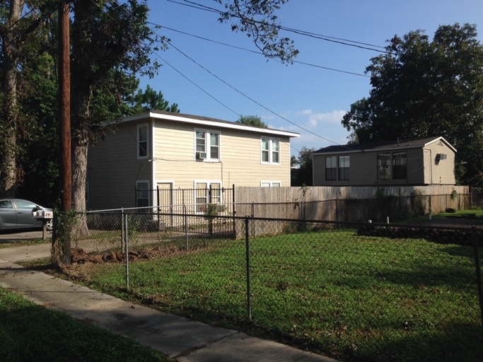 5606 Robertson St in Houston, TX - Building Photo