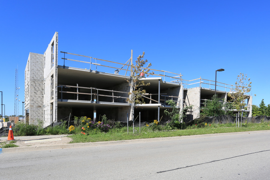 Royal Parkside Plaza in Barrie, ON - Building Photo