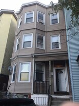 391 Meridian St in Boston, MA - Building Photo