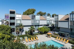 Windward Village Apartments in Venice, CA - Building Photo