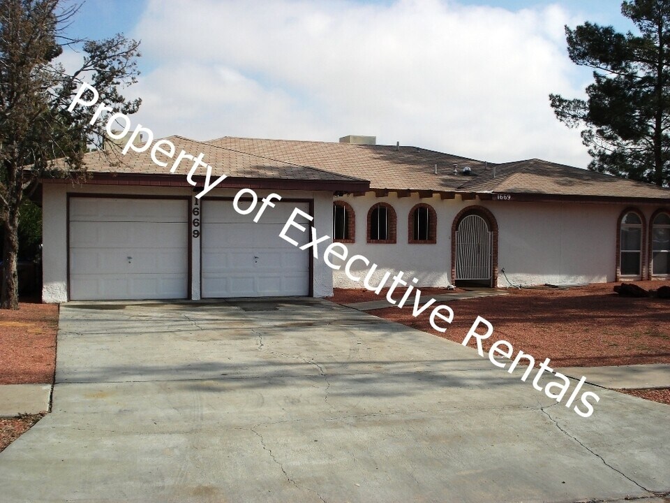 1669 Regal Ridge St in Las Cruces, NM - Building Photo