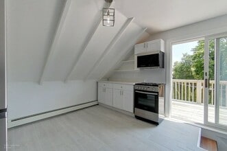 23 Berkeley Ave, Unit 2 in Newport, RI - Building Photo - Building Photo