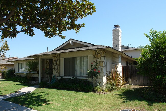 Covington Graham Apartments in Huntington Beach, CA - Building Photo - Building Photo