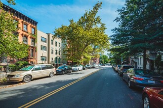 479 Clinton Ave in Brooklyn, NY - Foto de edificio - Building Photo